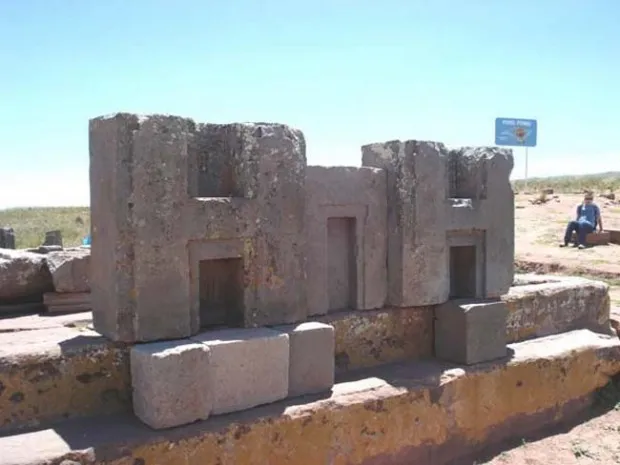 8. Khóa đá liên động ở Puma Punku Tại Bolivia, có một quần thể ngôi chùa lớn với kiến trúc phức tạp, bao gồm các tảng đá được lồng vào nhau từ nền văn minh Inca. Công trình đá này được lồng vào nhau chính xác đến mức kinh ngạc, các nhà khoa học cũng không thể giải thích được nó được xây dựng bằng cách nào từ thời gian xa xưa như vậy?